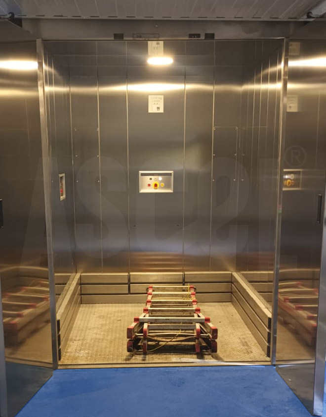 FRONTAL MONTACARGAS CARGA ACOMPAÑADA INTERIOR