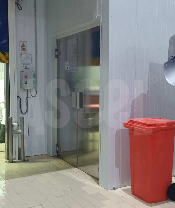 LATERAL MONTACARGAS CARGA ACOMPAÑADA PISO SUPERIOR