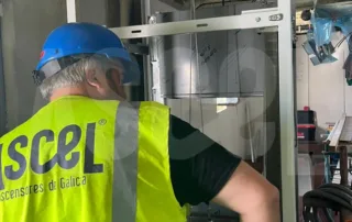 Instalación de Minicargas en el Buque Río Solís: Eficiencia en Movimiento con Ascel Elevación
